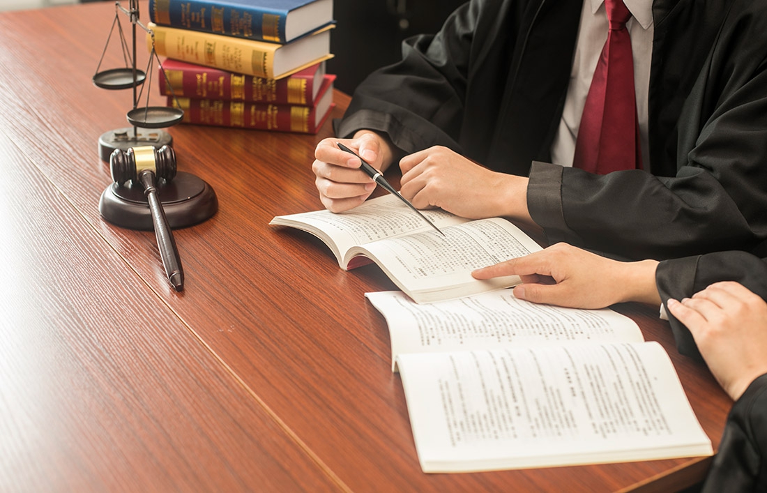 笔迹、指纹、印章：文书与痕迹鉴定在诉讼中的关键作用 